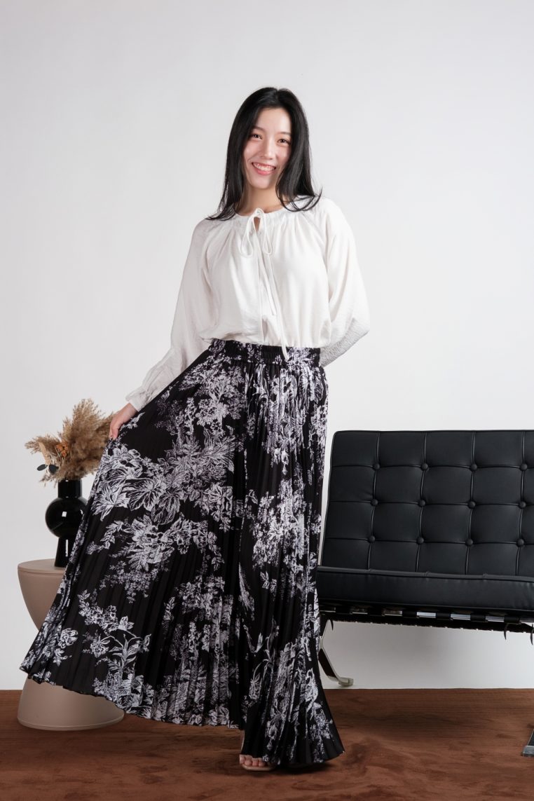 Stencil Floral Print Pleated Pants - Black White - Image 4