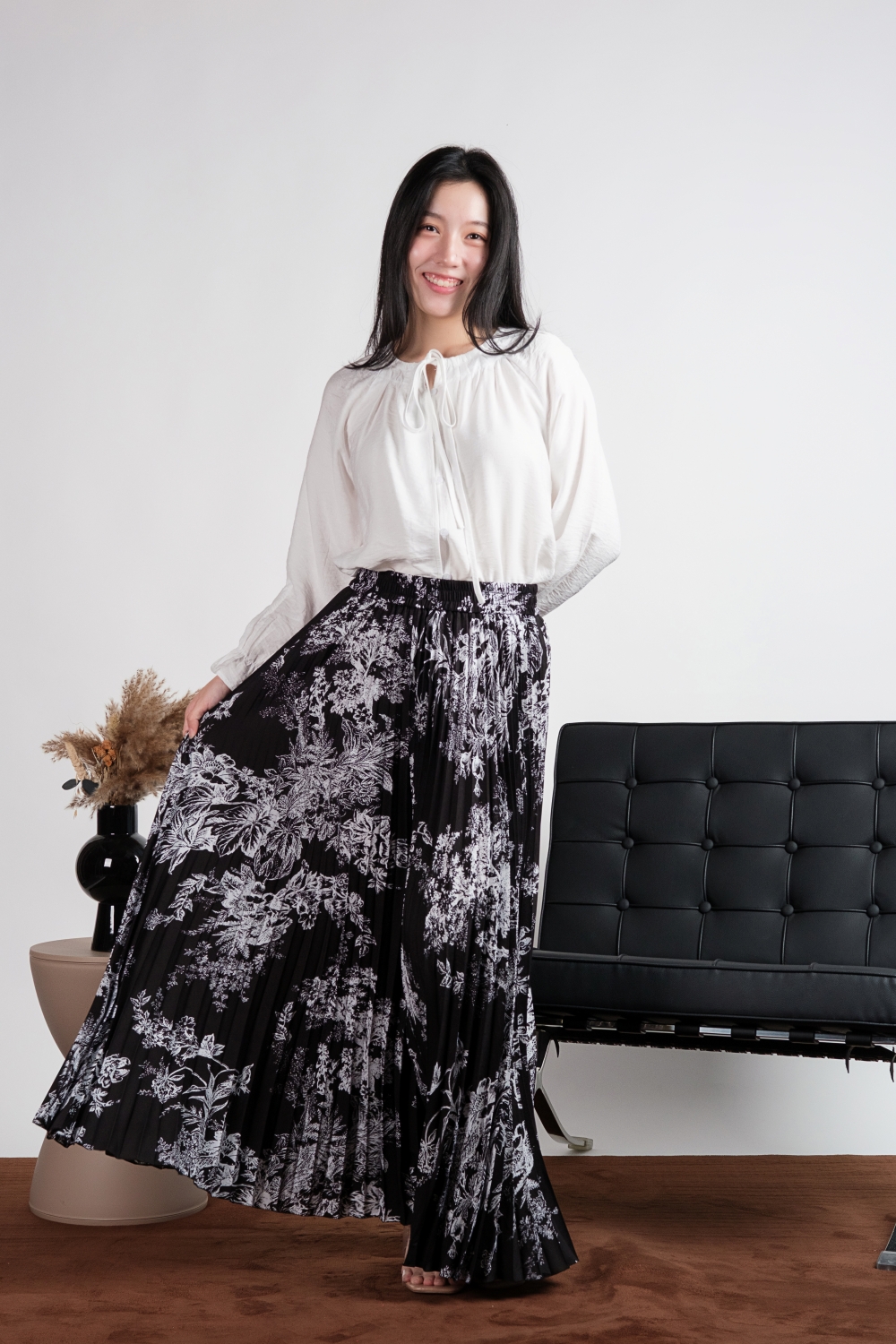 Stencil Floral Print Pleated Pants - Black White - Image 4